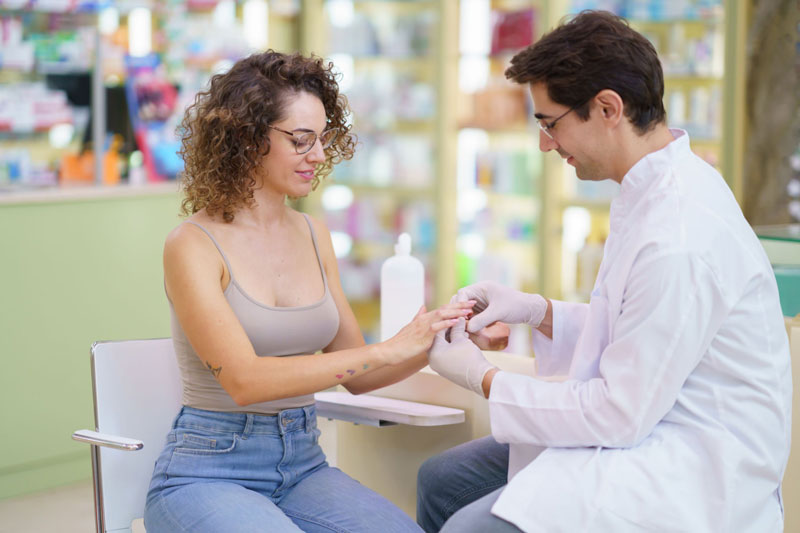 Farmacéutico Atendiendo a una paciente en Farmacia Rio de Pila